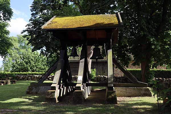 abgesetzter Glockenstuhl der Kirche Netzelkow