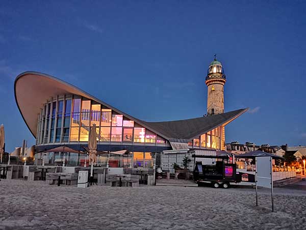 Teepott und Leuchtturm Warnemünde